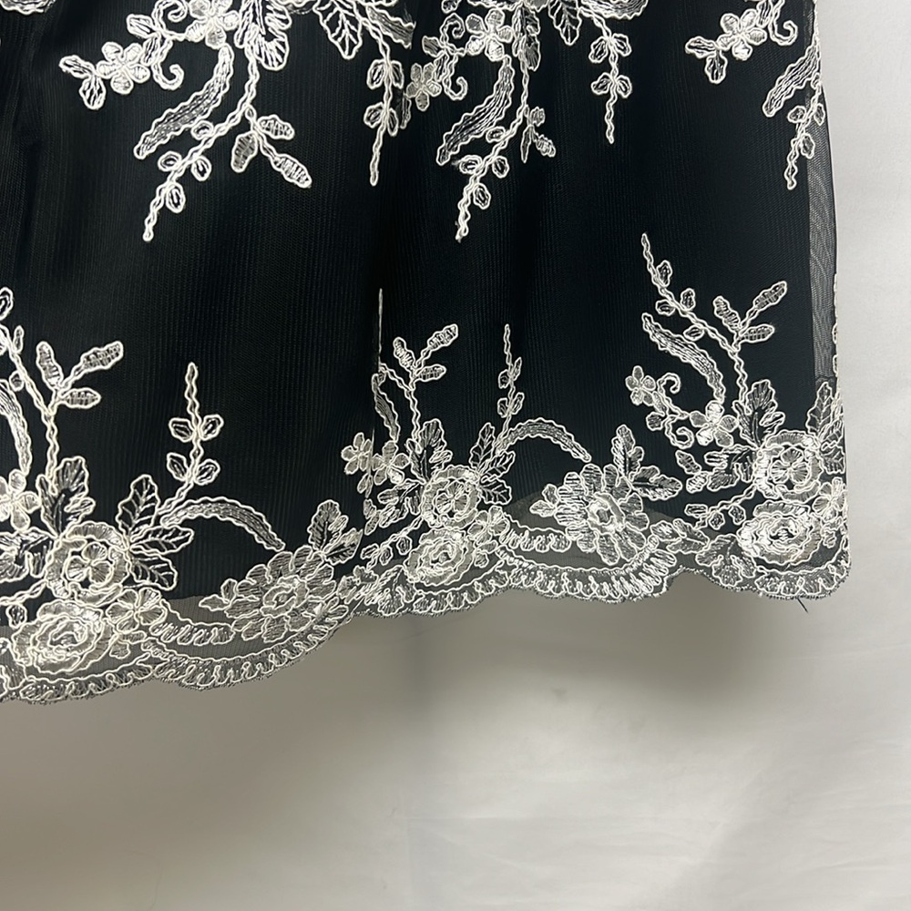 Adrianna Papell embroidered black and white lace skirt - Picture 11 of 11